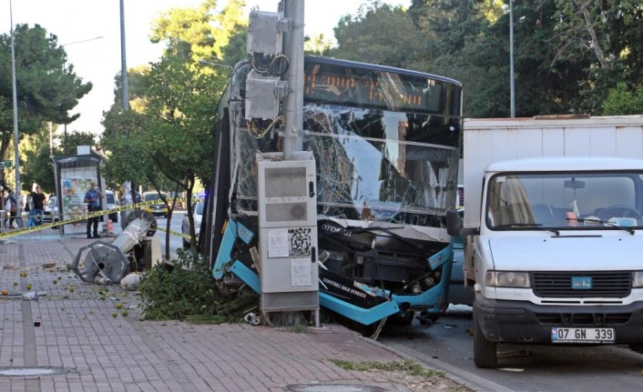 Freni tutmayan halk otobüsü önce durağa daldı, ardından araçları biçip direği devirdi