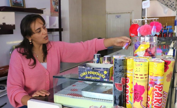 Girerken anahtar kullanmadığı pastaneden peluş anahtarlık çalarak çıktı