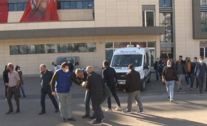 Halk otobüsünün altında kalarak hayatını kaybeden küçük Eren'in cenazesi ailesine teslim edildi