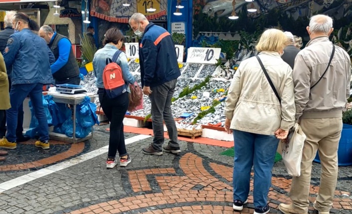 Hamsinin kilosu 10 TL'ye düştü, vatandaşlar kilolarca aldı