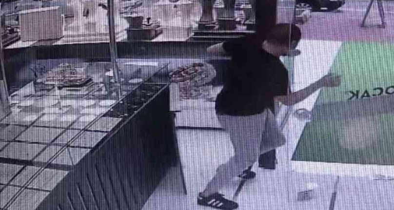 İmitasyon bileziği kuyumcuya satmaya çalıştı, gerçek ortaya çıkınca kaçtı