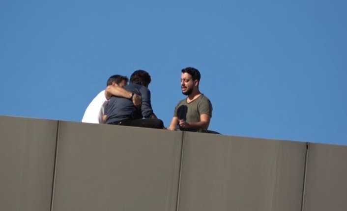 İntihar etmek için çatıya çıkan kadını polis ölümün kıyısından aldı