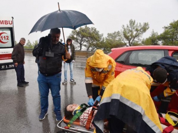 Kaygan yolda devrilen minibüsteki Rus çift yaralandı