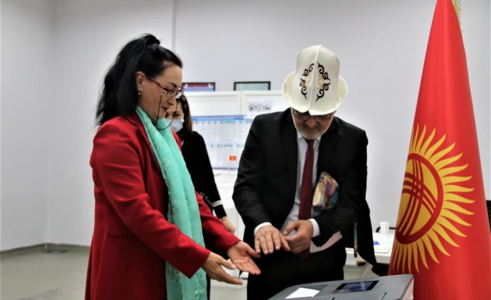 Kırgızistan vatandaşlarının ilk kez oy kullanma sevinci