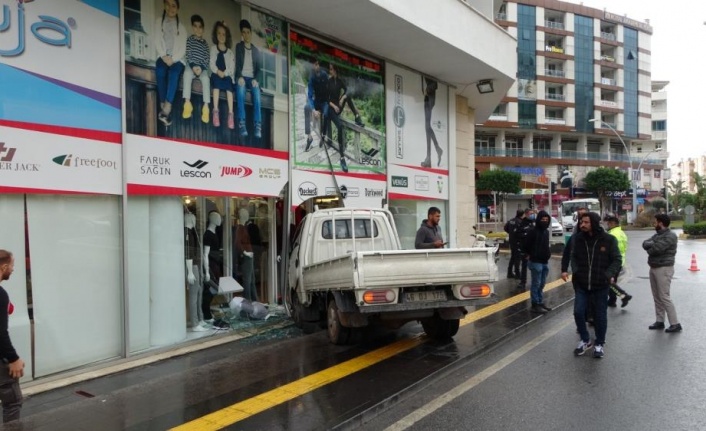 Kontrolden çıkan kamyonet giyim mağazasına girdi