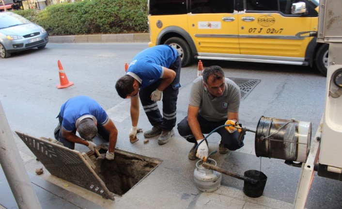 Manavgat’ta yağmur suyu giderleri temizlendi