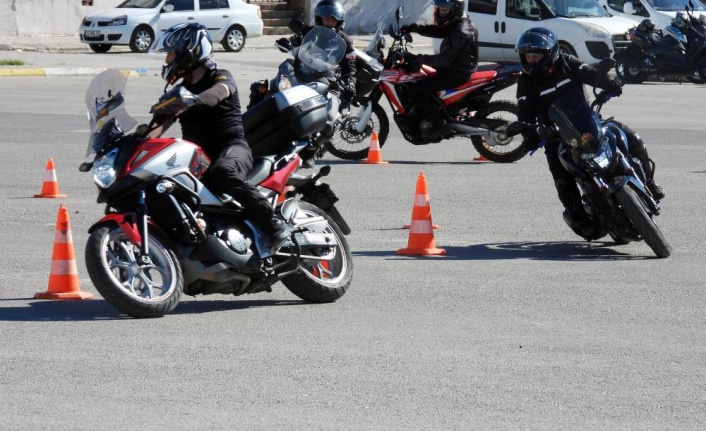 Motosiklet sürücülerine güvenli sürüş eğitimi