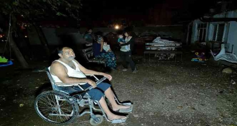 Müstakil evdeki yangın, engelli aileyi sokakta bıraktı