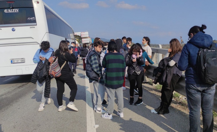 Öğrenci taşıyan otobüs kamyona çarptı: 24 yaralı