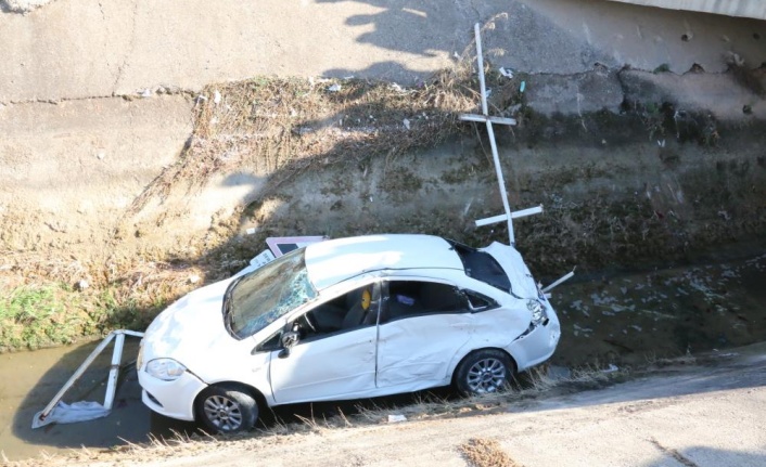 Otobüs ile çarpışan otomobil kanala uçtu