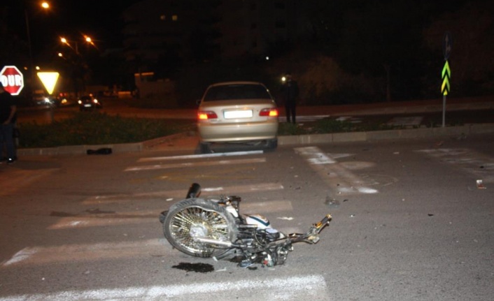Otomobille çarpışan kasksız motosiklet sürücüsü ağır yaralandı