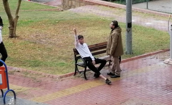 Parkta çakmak gazı kullanan gencin ibretlik hali
