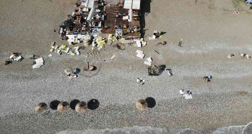 Sarı kodun ardından sahile önce kepçeler sonra tatilciler girdi