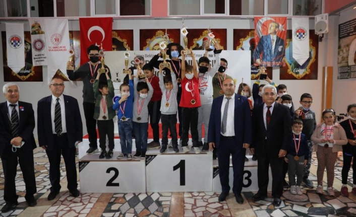 Satranç turnuvasında dereceye girenlere ödülleri verildi