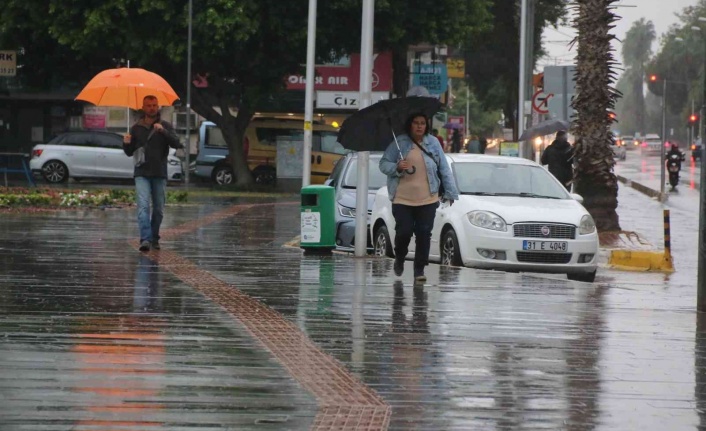 Şiddetli yağış Antalya'yı esir aldı