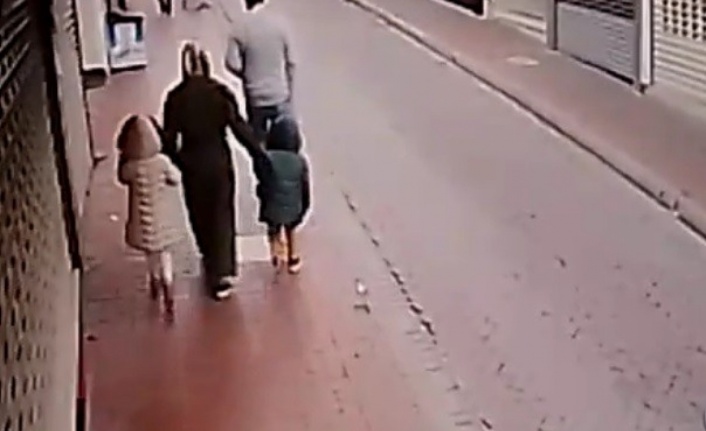 Sürücü direksiyon hakimiyetini kaybetti! Bir aileyi böyle ezdi