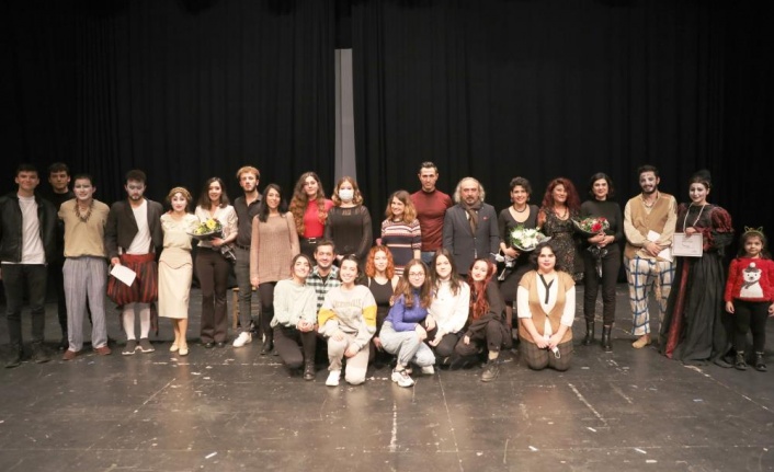 Tiyatro öğrencileri, ‘Çok Yaşa’ oyunu ile mezun oldu