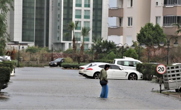 Turizm çalışanlarının kaldığı site sular altında kaldı, oturanlar isyan etti