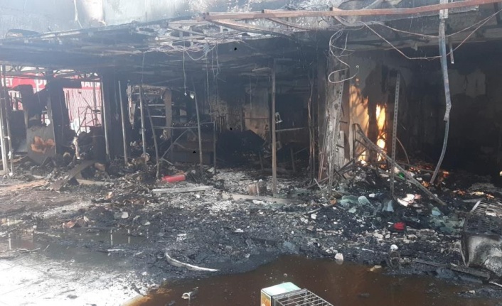 Turizm merkezinde iki mağaza yangında küle döndü