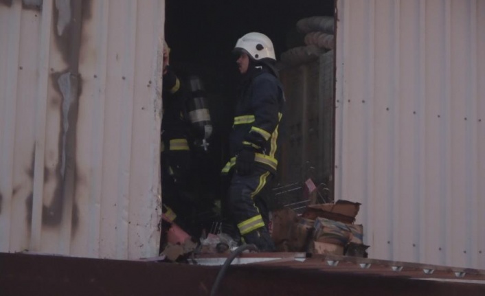 Yangında mahsur kalanlar olduğu söylenince ekipler demir kapıyı keserek içeri girdi
