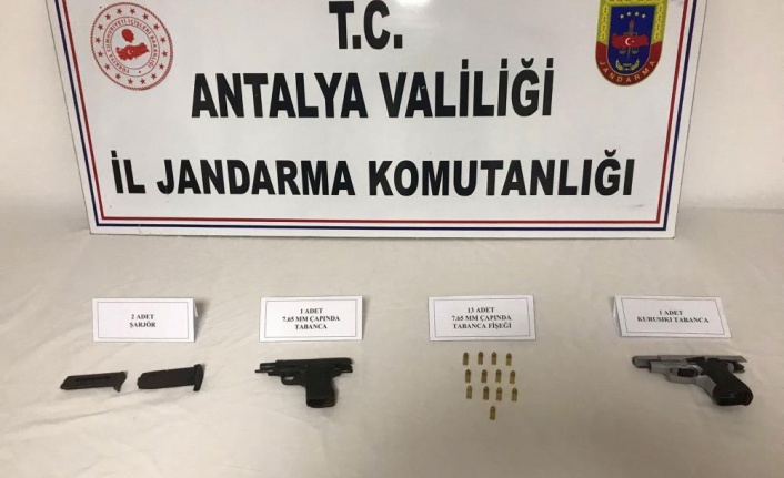 Yol kontrol noktasında durdurulan araçtan ateşli silah çıktı