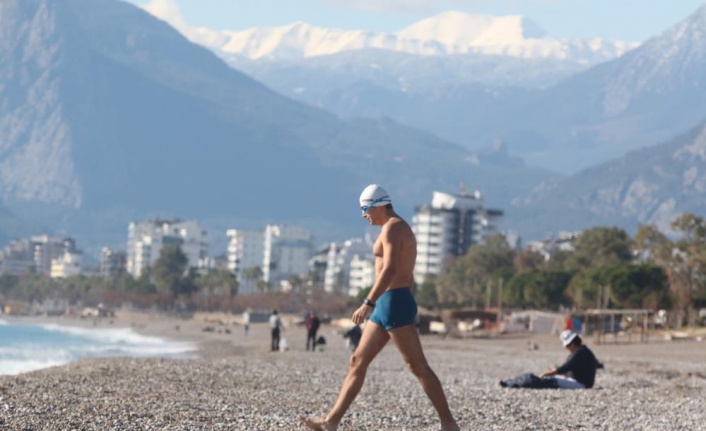 30 dakikada iki mevsim yaşayan Antalyalılar karlı dağlara karşı kulaç attı