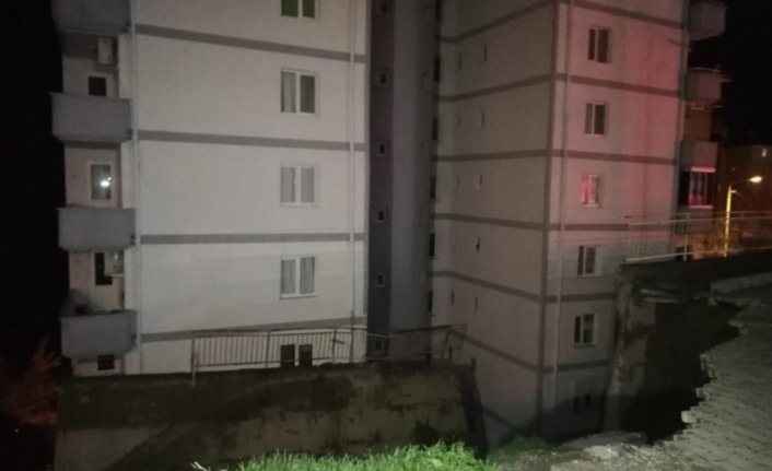 8 bloktan oluşan sitenin istinat duvarı yıkıldı: 88 daire tahliye edildi