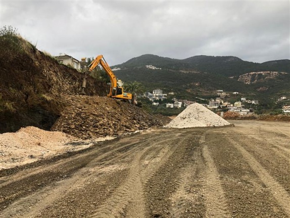 Alanya'da yol açma çalışmaları devam ediyor