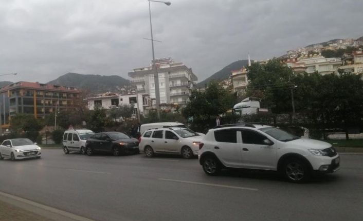 Alanya'da zincirleme kaza! 5 araç birbirine girdi