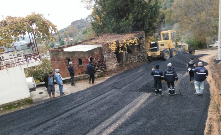 Alanya kırsalında bozulan grup yollarına müdahale