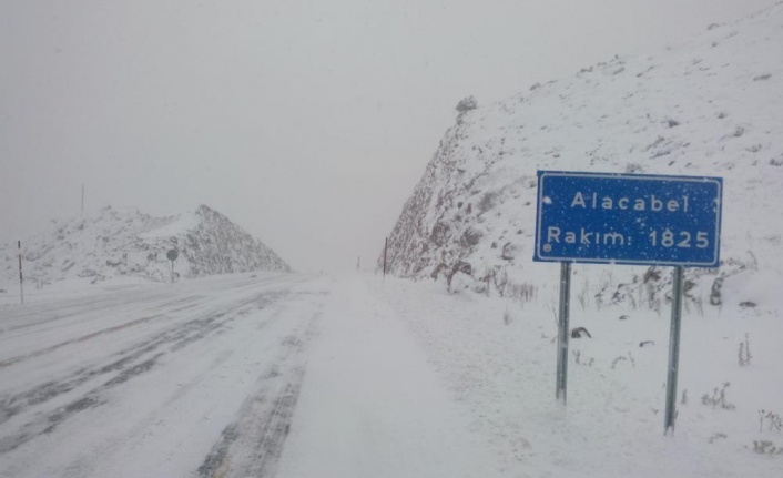 Alanya-Konya karayolunda kar kalınlığı 30 santime ulaştı