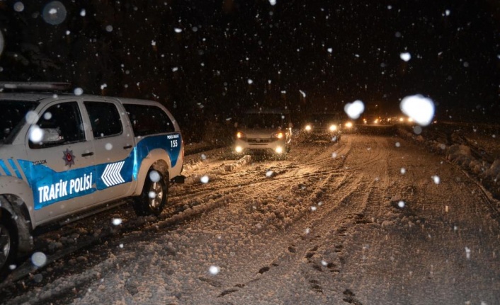 Alanya- Konya yolunda kar kalınlığı 1,5 metreye ulaştı
