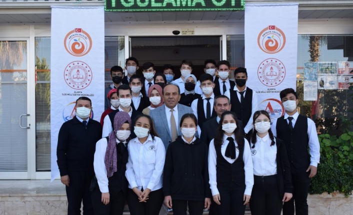 Alanya’da 22 turizm öğrencisi burslu okuyor