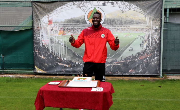 Alanyasporlu futbolcuya antrenmanda doğum günü sürprizi 