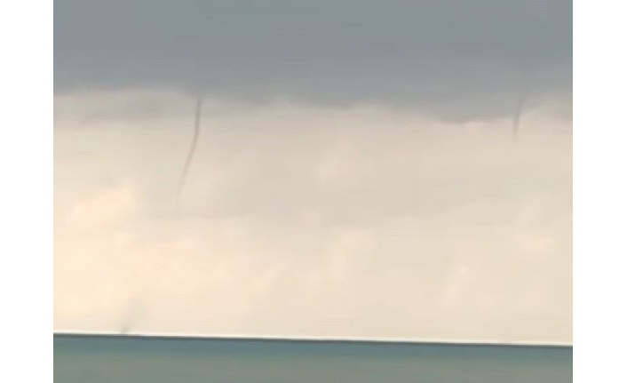 Denizde iki farklı noktada çıkan hortum kamerada