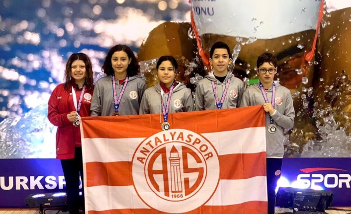 Antalyasporlu yüzücülerden 5 madalya
