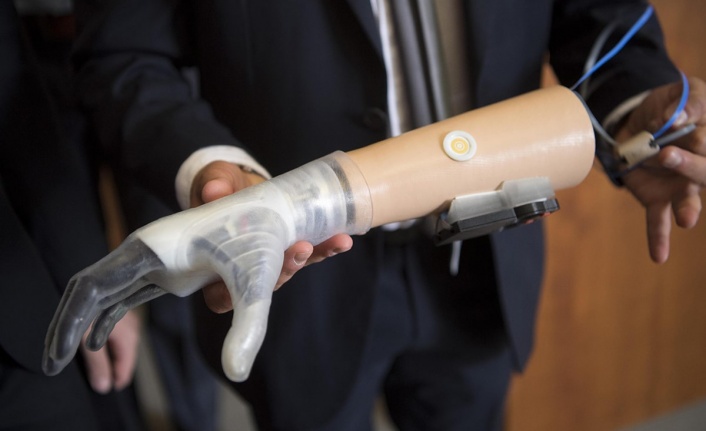 Aşıdan kaçmak için silikon kol kullandı