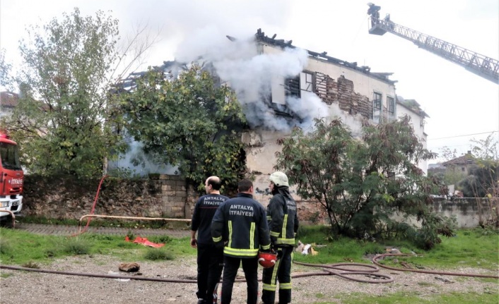 Asırlık metruk bina alev alev yandı, vatandaş isyan etti