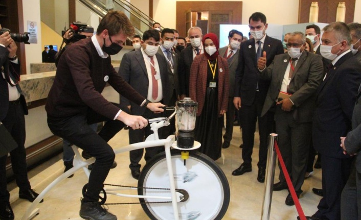 Bakan Kurum, çevreci bisikletle üretilen milkshakenin tadına baktı
