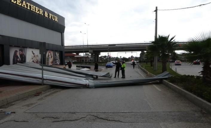 Fırtına iş yerinin çatısını caddeye uçurdu