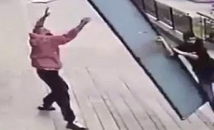 Fırtınada yardıma gitti, tabela ile birlikte uçtu