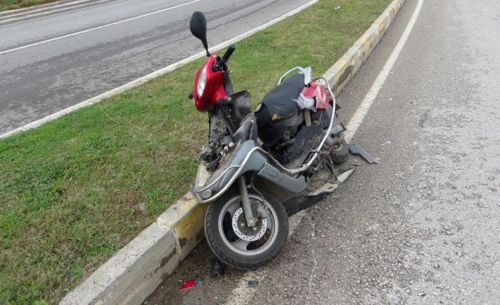 Hurdacı kamyoneti, motosiklete çarpıp kaçtı