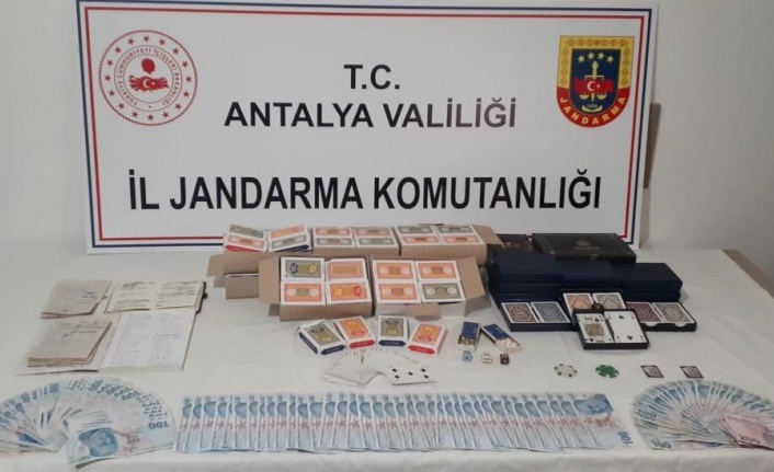 Kahvehanede kumar oynarken yakalanan 19 kişiye, 25 bin 384 lira ceza