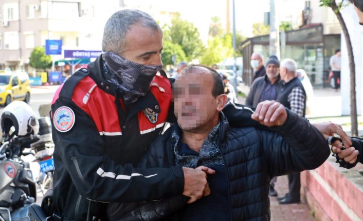 Kahvehanesi mühürlenen adam çatıya çıktı