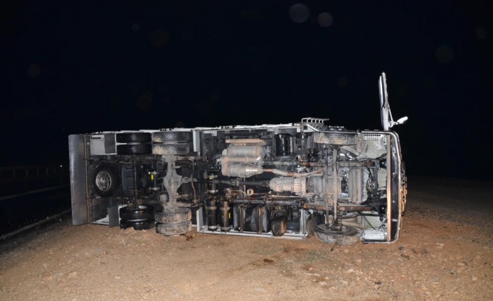 Kamyon şarampole devrildi, sürücü kazayı yara almadan atlattı