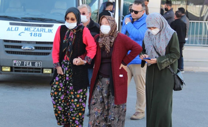 Katledilen kızının cenazesini alan anne güçlükle ayakta durabildi