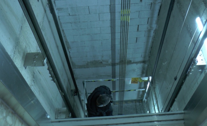 'Kırmızı etiketli asansörleri kullanmayın'