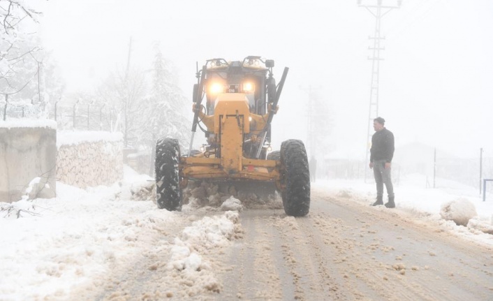 Konyaaltı yaylalarında, karla kaplanan yollar açılıyor