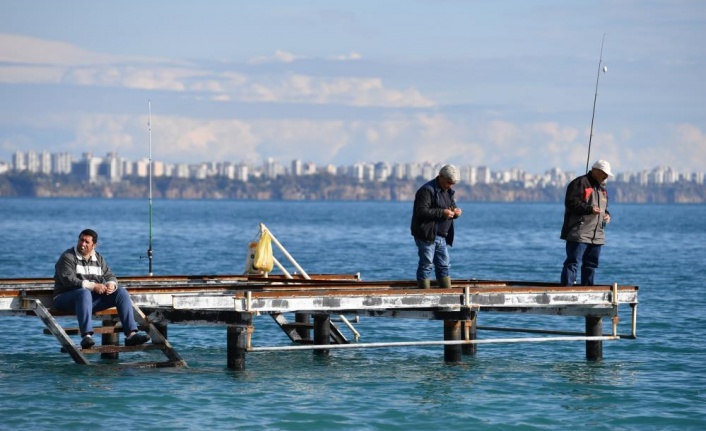 Konyaaltı’nda denize girip, Saklıkent’te karla oynuyorlar