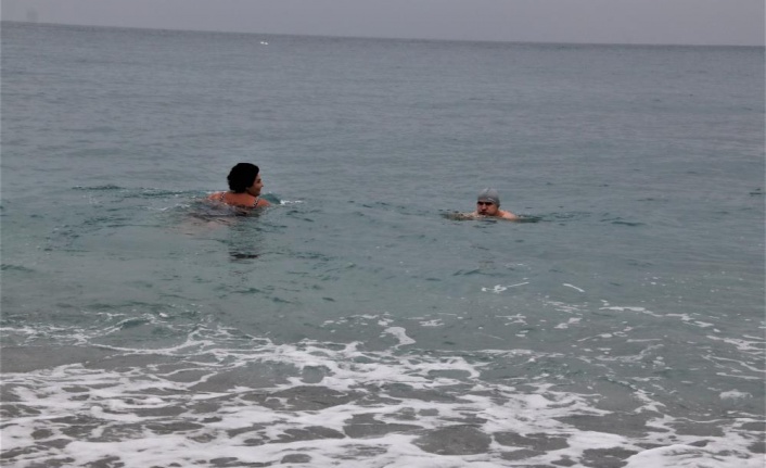Meteoroloji tarafından ‘turuncu’ kod ile uyarılan Antalya’da turistlerin deniz keyfi